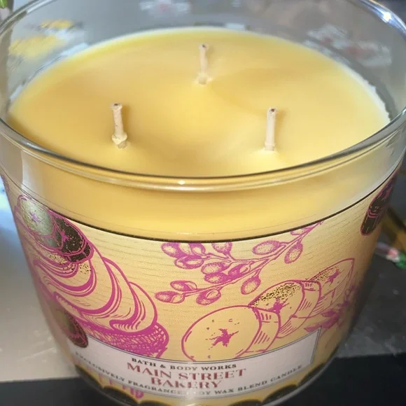 Bath and Bodyworks Three Wick Candle Main Street Bakery 🧁 Brand New - Picture 3 of 4